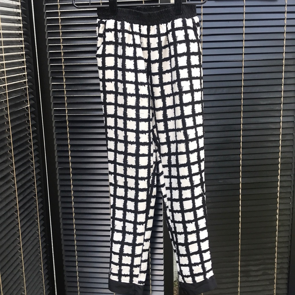 Black and white square pant